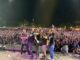 THAÏLANDE – MUSIQUE : La star condamnée du rock thaïlandais Sek Loso en concert avec un bracelet électronique