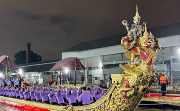 THAÏLANDE – MONARCHIE : Les barges royales se préparent à retrouver le Chao Phraya