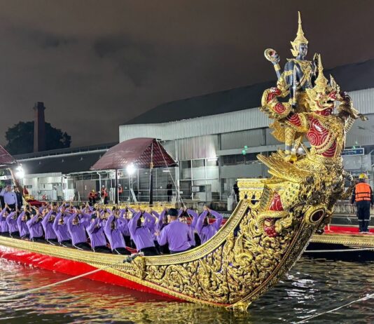 THAÏLANDE – MONARCHIE : Les barges royales se préparent à retrouver le Chao Phraya