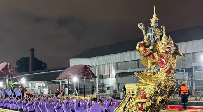 THAÏLANDE – MONARCHIE : Les barges royales se préparent à retrouver le Chao Phraya
