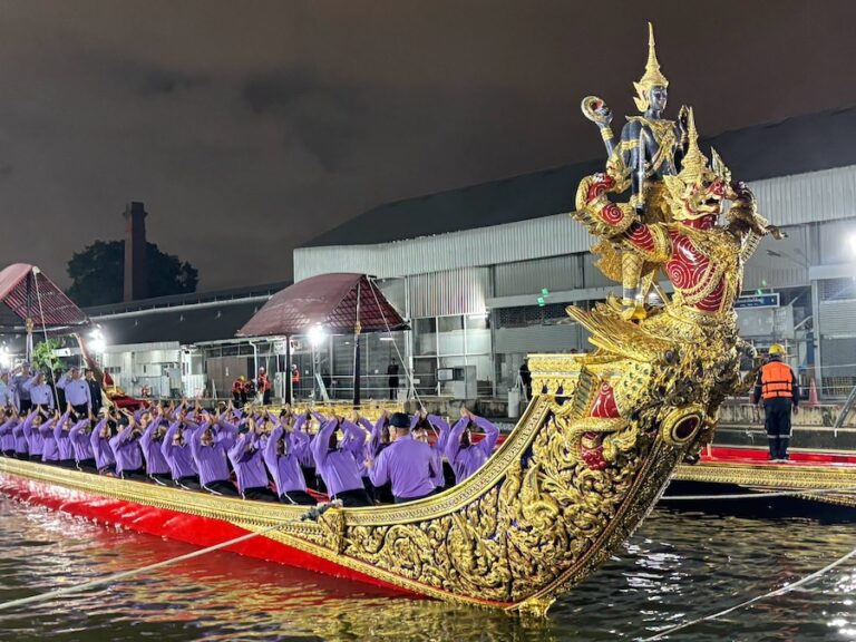 THAÏLANDE – MONARCHIE : Les barges royales se préparent à retrouver le Chao Phraya