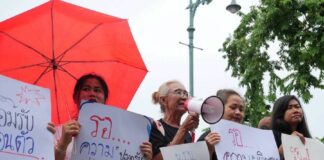 THAÏLANDE – SOCIÉTÉ : Travail du sexe : des militants réclament la dépénalisation et des droits sociaux manifestants pour des droits aux travailleurs du sexe