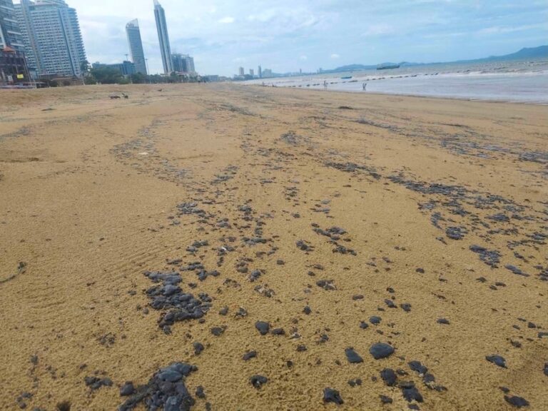 THAÏLANDE – ENVIRONNEMENT : Pollution aux hydrocarbures à Jomtien, baignade déconseillée pendant sept jours