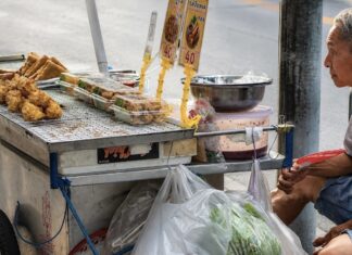 THAÏLANDE – ÉCONOMIE : « Thais Help Thais Plus » dépasse 121 milliards de bahts de transactions vendeur de rue à Bangkok