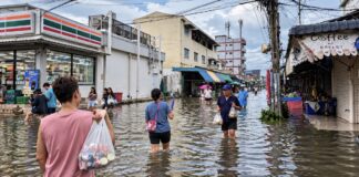 BANGKOK – SOCIÉTÉ : Comment la métropole survit aux inondations Bangkok inondation commerce
