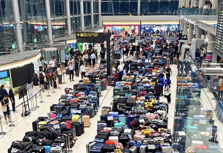 THAÏLANDE – INONDATIONS : Bagages bloqués à Suvarnabhumi, la crise gagne la direction de Thai Airways