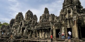 Des visiteurs au temple du Bayon