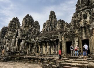 Des visiteurs au temple du Bayon