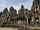 Des visiteurs au temple du Bayon
