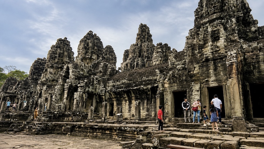 Des visiteurs au temple du Bayon