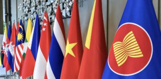 BIRMANIE – POLITIQUE : A l’étranger, un tapis rouge pour Min Aung Hlaing Drapeaux Asean