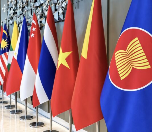 BIRMANIE – POLITIQUE : A l’étranger, un tapis rouge pour Min Aung Hlaing Drapeaux Asean