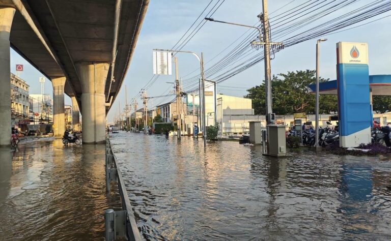 THAÏLANDE – INONDATIONS : Plus de 2,6 millions de personnes touchées, la décrue reste inégale