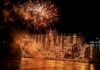 THAÏLANDE – TOURISME : À Nakhon Phanom, les bateaux de feu embrasent le Mékong La procession des bateaux illuminés de Nakhon Phanom
