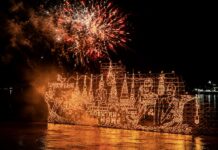 La procession des bateaux illuminés de Nakhon Phanom