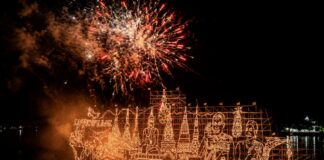 THAÏLANDE – TOURISME : À Nakhon Phanom, les bateaux de feu embrasent le Mékong La procession des bateaux illuminés de Nakhon Phanom