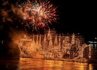 La procession des bateaux illuminés de Nakhon Phanom
