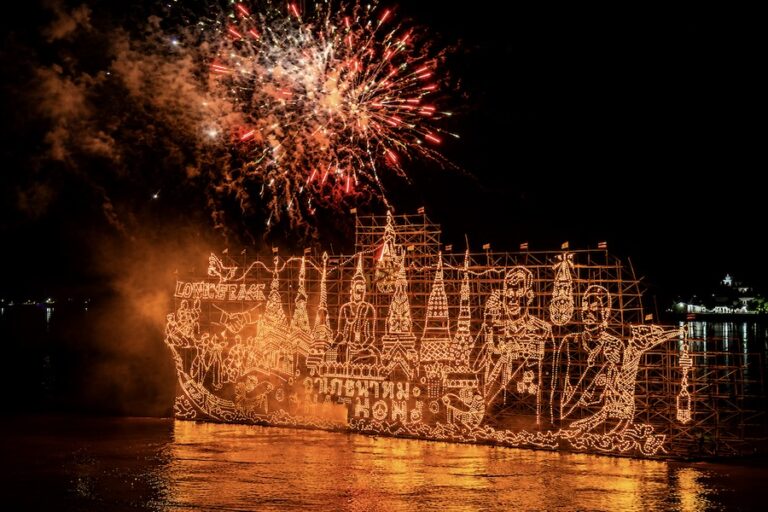 La procession des bateaux illuminés de Nakhon Phanom