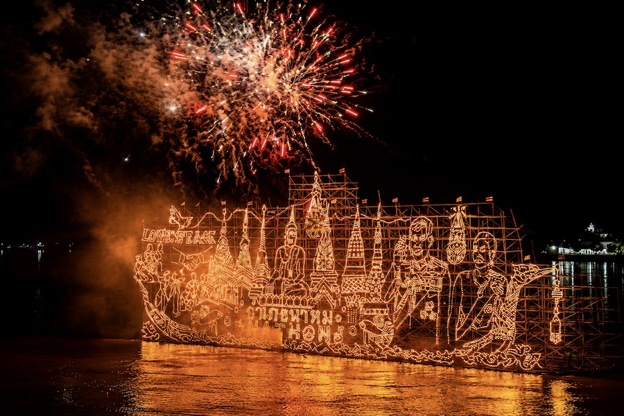 La procession des bateaux illuminés de Nakhon Phanom