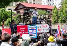 THAÏLANDE – SOCIÉTÉ : À Bangkok, Sondhi mobilise 200 personnes devant l’ambassade d’Israël Manifestants contre Israël