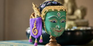 THAÏLANDE – CULTURE : Que signifie cette petite étoffe accrochée aux masques du khon ? Masque Khon Thaïlande