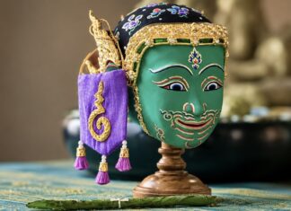 THAÏLANDE – CULTURE : Que signifie cette petite étoffe accrochée aux masques du khon ? Masque Khon Thaïlande