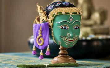 THAÏLANDE – CULTURE : Que signifie cette petite étoffe accrochée aux masques du khon ? Masque Khon Thaïlande