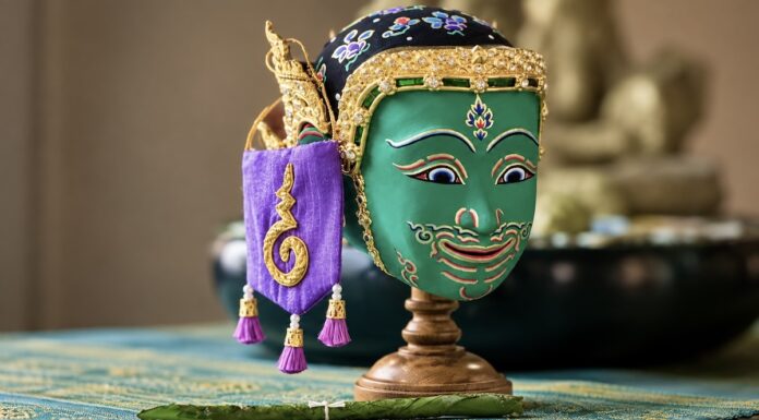 THAÏLANDE – CULTURE : Que signifie cette petite étoffe accrochée aux masques du khon ? Masque Khon Thaïlande