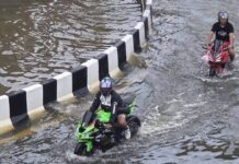 THAÏLANDE – CHRONIQUE : La mousson, ce déluge si thaïlandais Motards Bangkok innondation