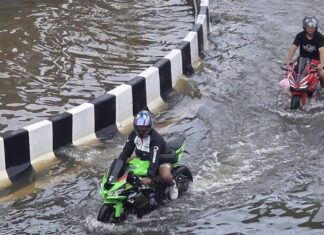 THAÏLANDE – CHRONIQUE : La mousson, ce déluge si thaïlandais Motards Bangkok innondation