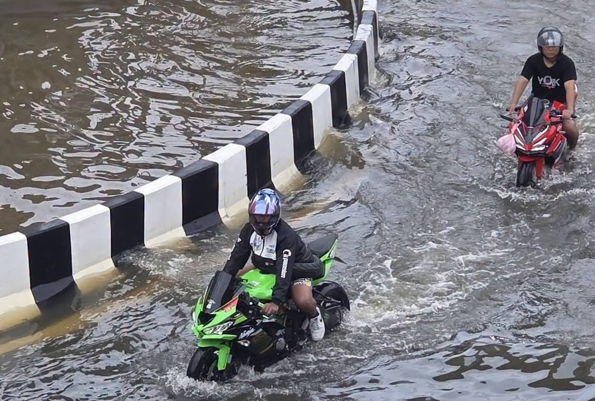 Motards Bangkok innondation