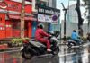 BANGKOK – MÉTÉO : Inondations dans la capitale, de très fortes pluies attendues tout le week-end Motos sous la pluie à Bangkok