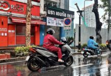 Motos sous la pluie à Bangkok