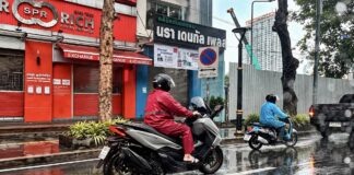 BANGKOK – MÉTÉO : Inondations dans la capitale, de très fortes pluies attendues tout le week-end Motos sous la pluie à Bangkok
