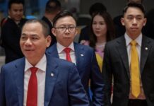 Pham Nhat Vuong et ses deux fils