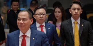 Pham Nhat Vuong et ses deux fils