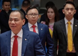 Pham Nhat Vuong et ses deux fils