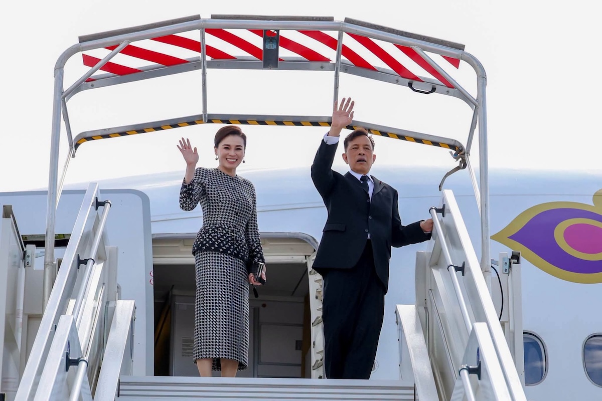 Rama X et Reine Suthida - avion