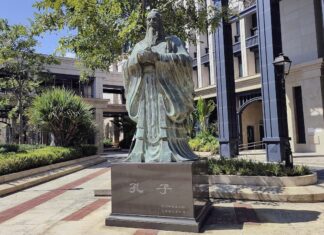 ASIE – GÉOPOLITIQUE : Redécouvrir l’Asie par ses propres penseurs Statue de Confucius Université Macao