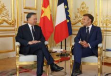 To Lam et Emmanuel Macron