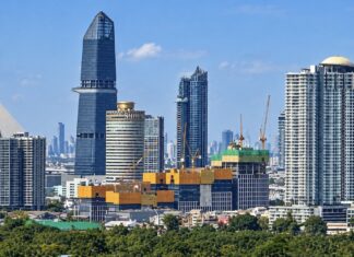 THAÏLANDE – IMMOBILIER : Les ventes de condominiums rebondissent de 19,5 % à Bangkok Vue de Bangkok avec constructions