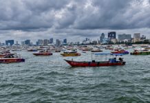 PATTAYA – MÉTÉO : Six bateaux coulent sous l’effet de la forte houle, la vigilance maintenue baie de Pattaya intempérie