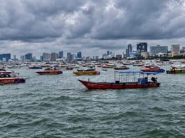 PATTAYA – MÉTÉO : Six bateaux coulent sous l’effet de la forte houle, la vigilance maintenue baie de Pattaya intempérie