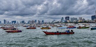 PATTAYA – MÉTÉO : Six bateaux coulent sous l’effet de la forte houle, la vigilance maintenue baie de Pattaya intempérie