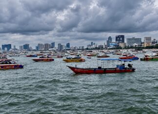 PATTAYA – MÉTÉO : Six bateaux coulent sous l’effet de la forte houle, la vigilance maintenue baie de Pattaya intempérie