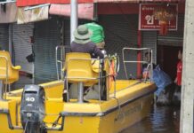 BANGKOK – INONDATIONS : Quand les ordures aussi doivent être évacuées par bateau bateau collecte de déchets à Bangkok