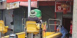 bateau collecte de déchets à Bangkok