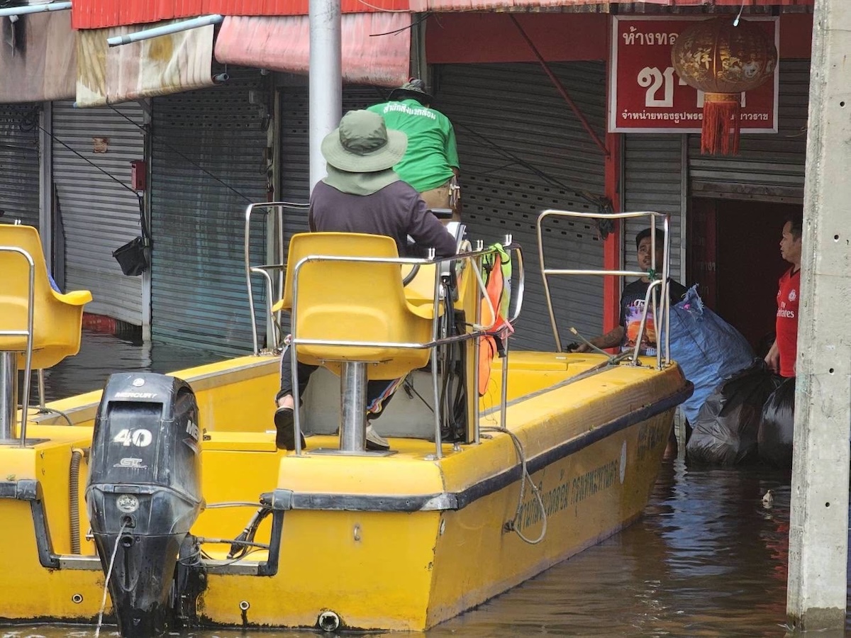 bateau collecte de déchets à Bangkok