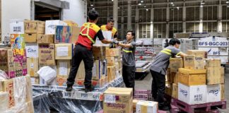 THAÏLANDE – ÉCONOMIE : Les petits achats en ligne importés rapportent plus de 4 milliards de bahts aux Douanes centre de tri de colis Thaïlande