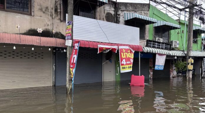 commerces thaïlandais fermés inondation
